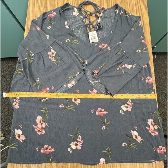 Torrid size 2 Floral Blue Lace Up Back Tunic Top 2X Flutter Sleeve rayon NWT - Picture 3 of 9